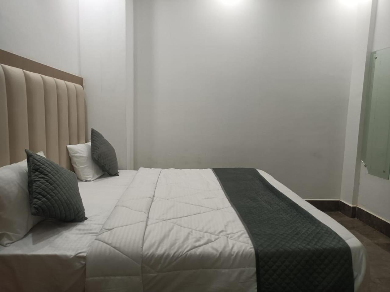 Hotel Whitehouse Ac Family Room Agra Kültér fotó